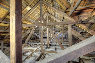 <p>Overzicht van de hoofdkap van de in 1874-'75 gebouwde Plantagekerk. De gordingen van de kap worden ondersteund door naaldhouten hangwerken in een alternerend systeem van zwaardere en lichtere spantconstructies. </p>
